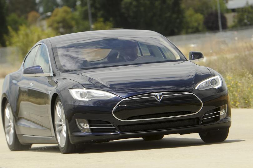 Tesla Model S warned driver in fatal crash to put hands on steering wheel